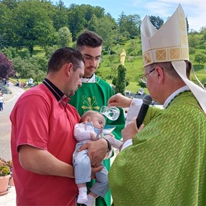 Tijekom lipnja kršteno trinaestero djece u mnogobrojnim obiteljima